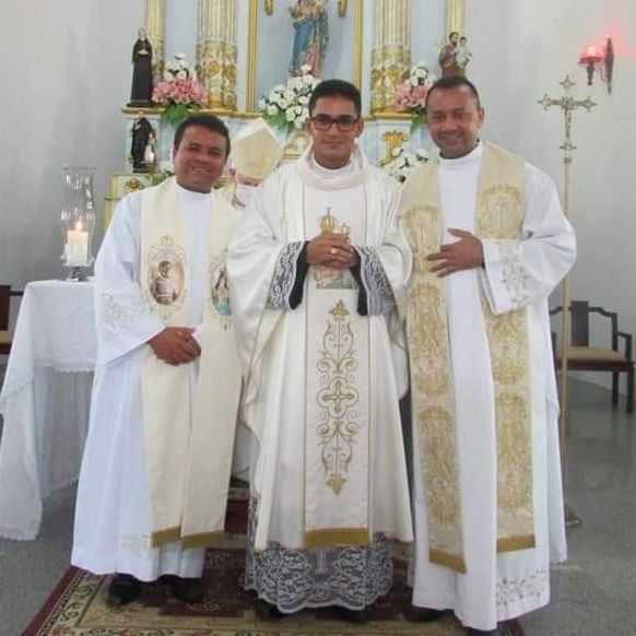 Der neue Pfarrer unserer Partnergemeinde Romàrio Brandào (Bildmitte) hier mit seinem beliebten Vorgänger Pfarrer Ivanildo Barros (links)