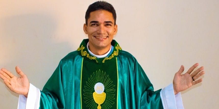 Pfarrer Romario Brandào.
