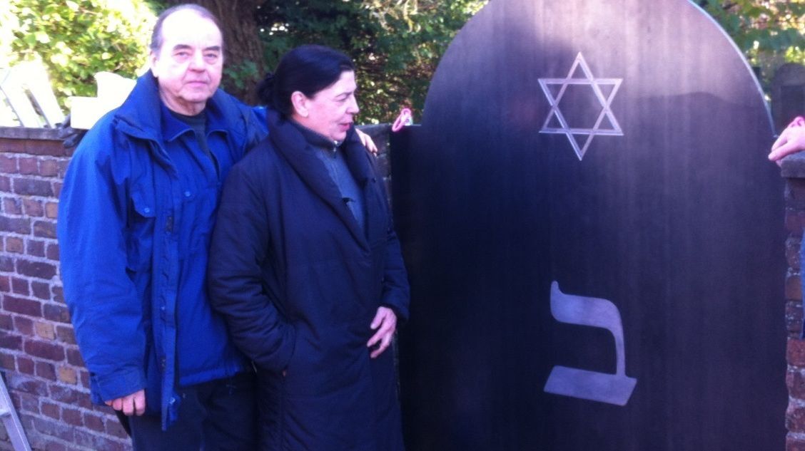 Ehepaar Wittek vor dem neuen Tor am Jüdischen Friedhof